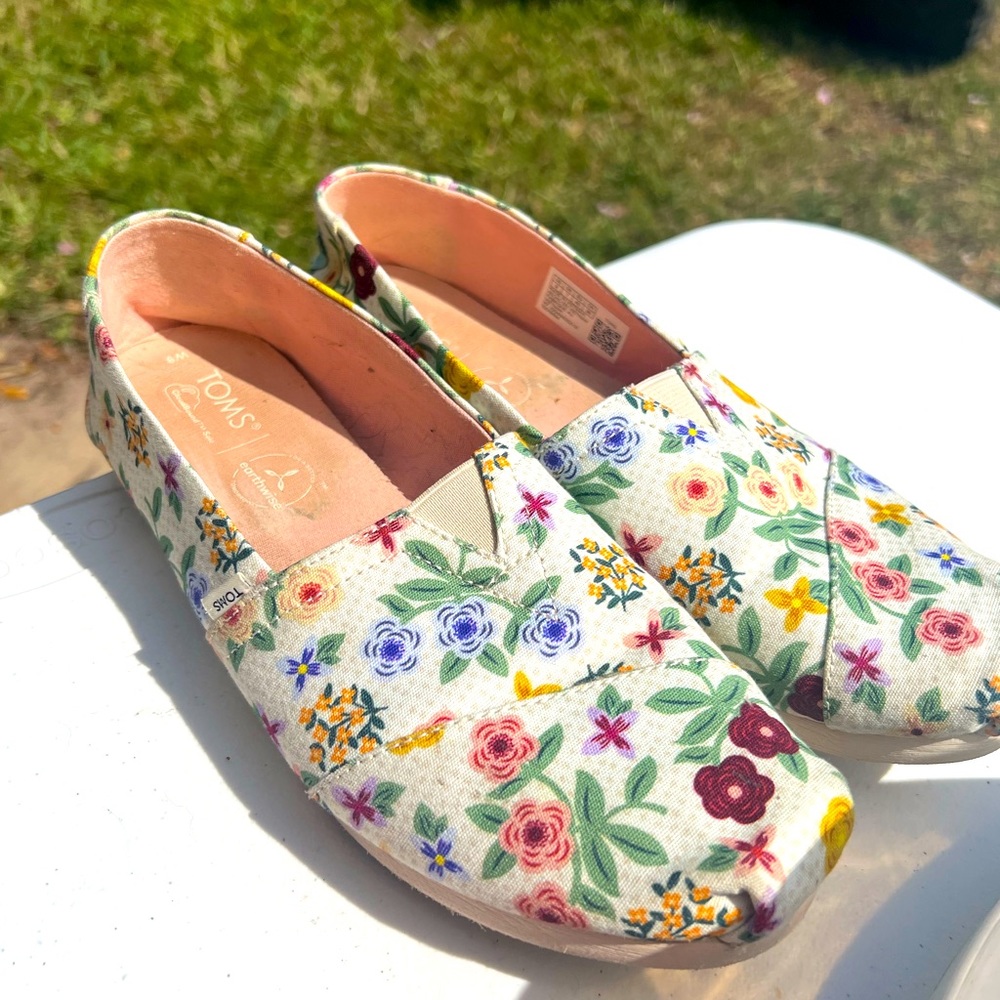 Floral toms size 9